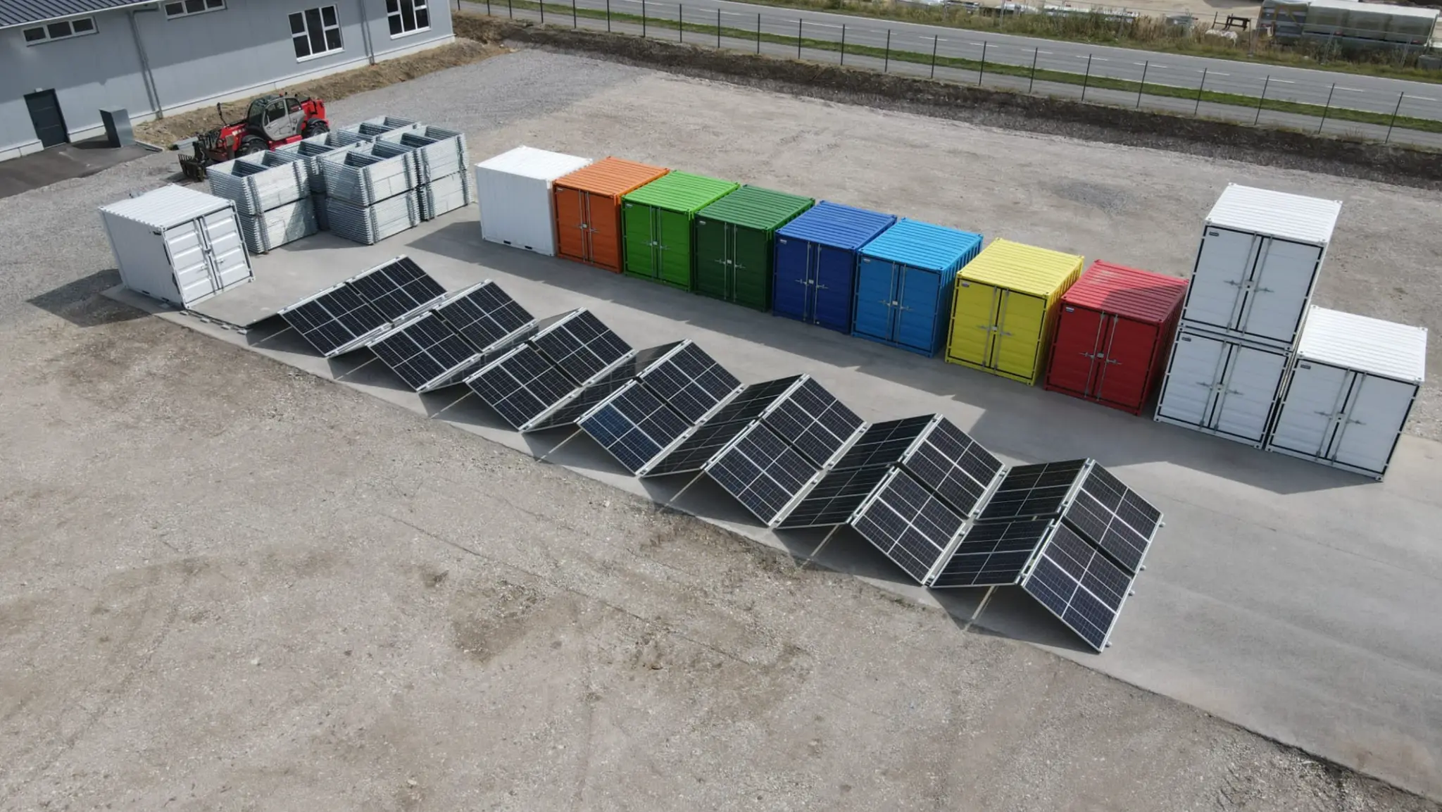Bunte Lagercontainer in verschiedenen Größen auf dem ICF Workspace Gelände